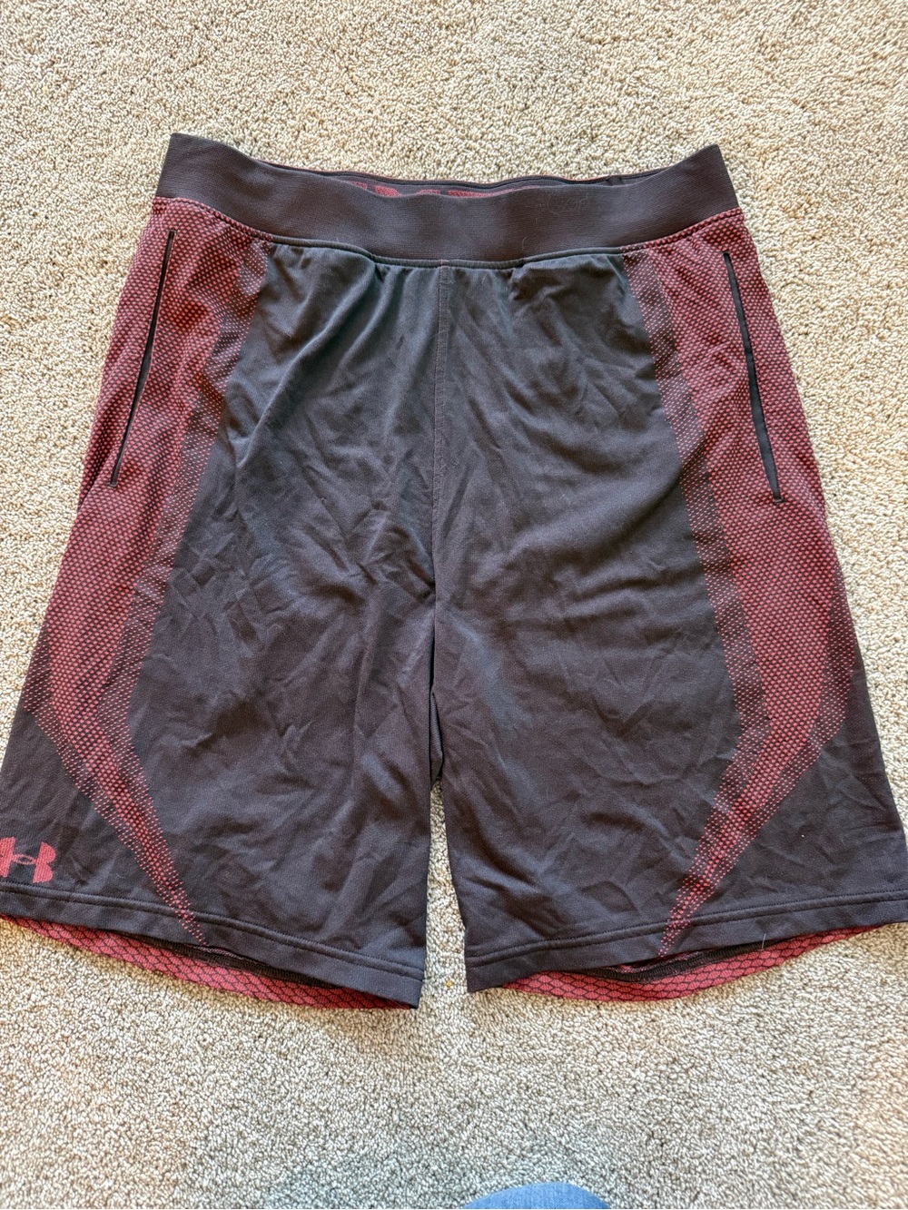 Under Armour Threadborne Seamless Men’s Charcoal and Maroon Shorts, size L